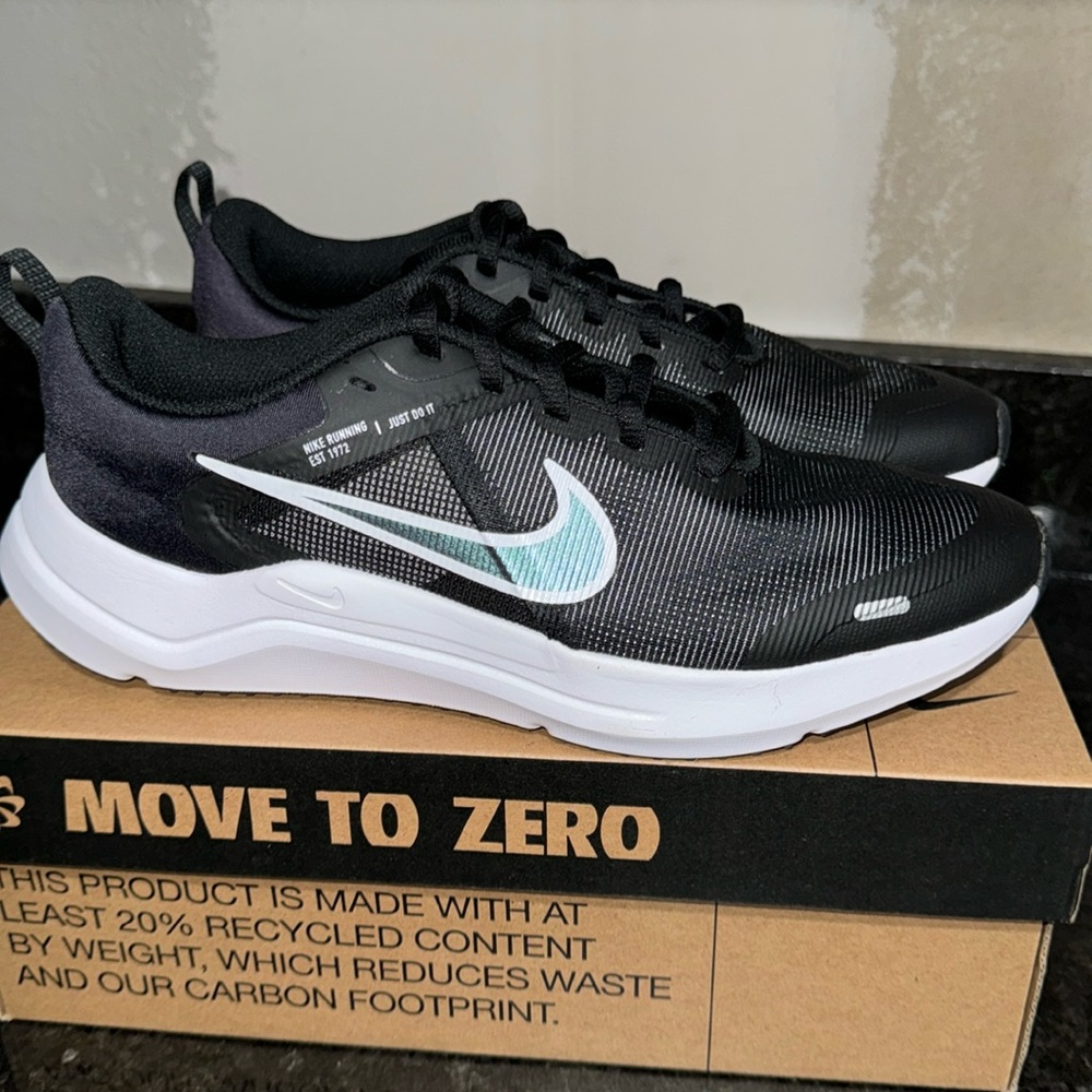 Nike girls Downshifter 12 running (GS) shoes Sz 6.5Y